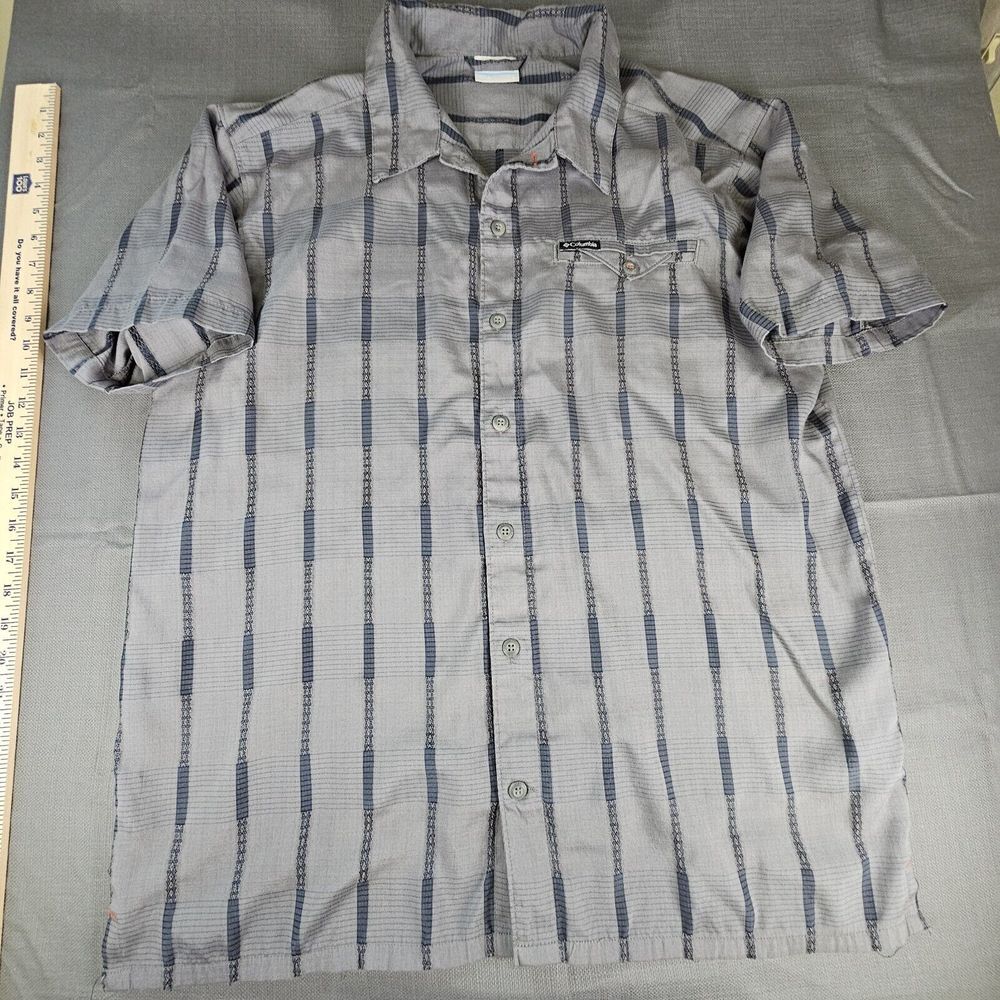 Columbia gray with vertical lines short sleeve button up chest pocket shirt.‎ LG